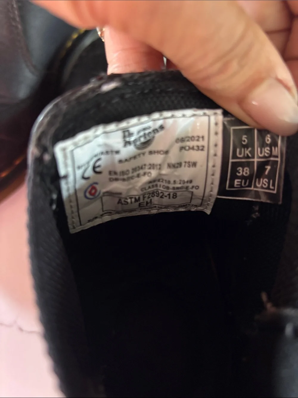 Dr Martens 2976 Slip Resistant Leather Chelsea Boots, Women’s 7/Men’s 6 EXC COND